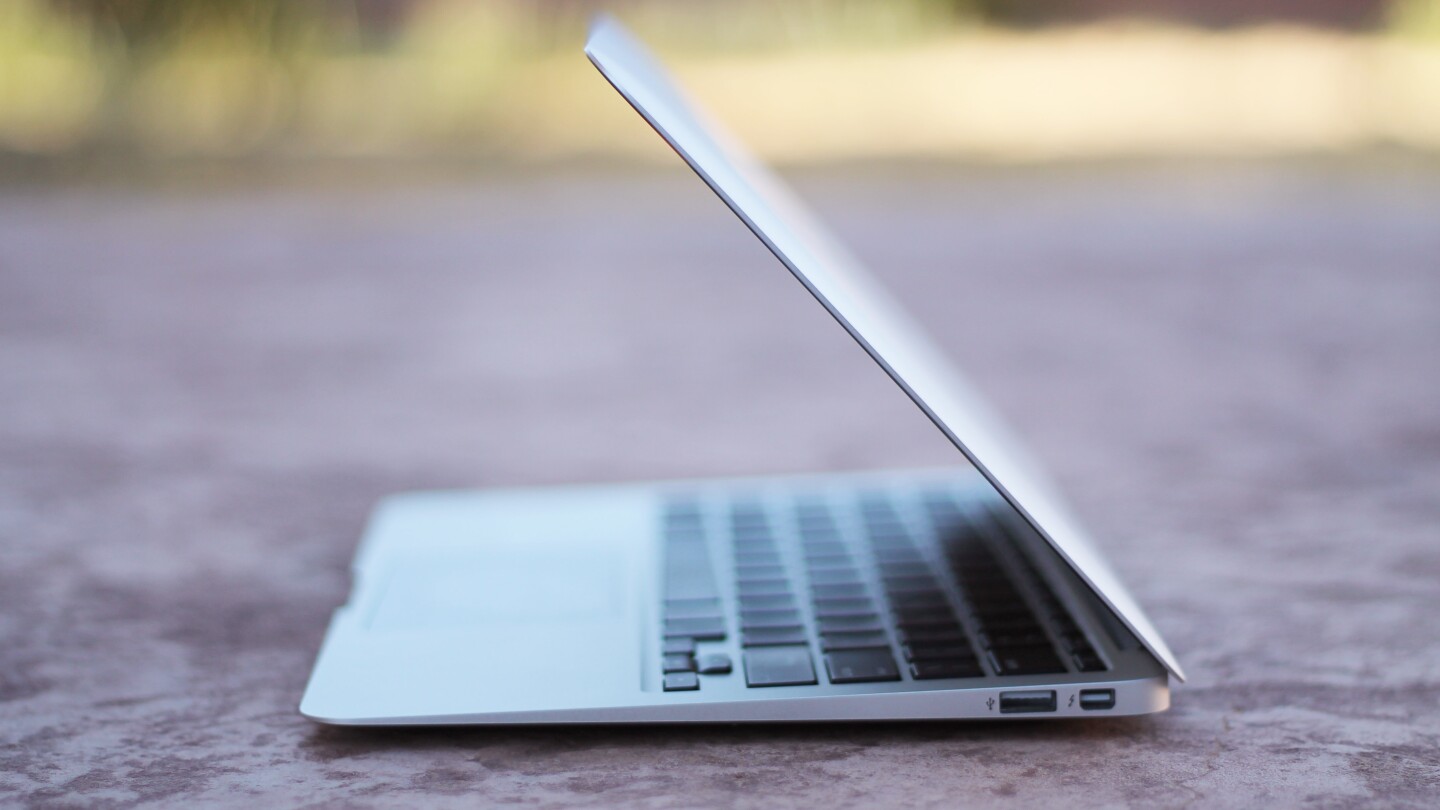 The tapered profile of the MacBook Air (Photo: Will Shanklin/Gizmag.com)