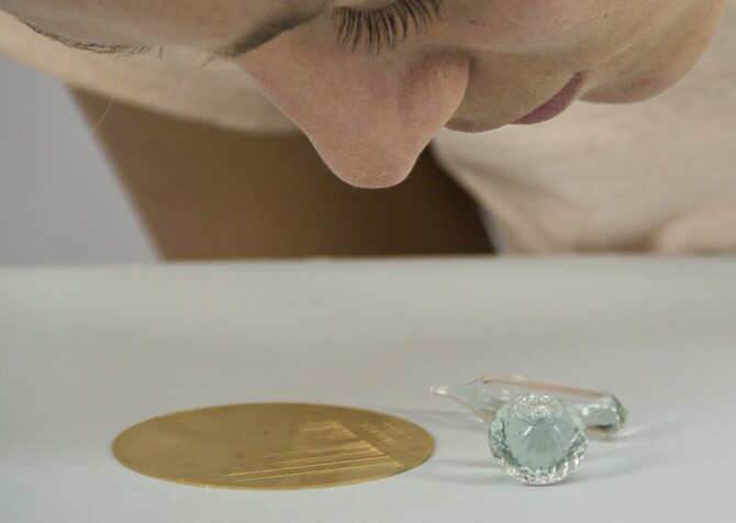 The Madeleine user receives an inscription of the formula of the smell on a bronze disk
