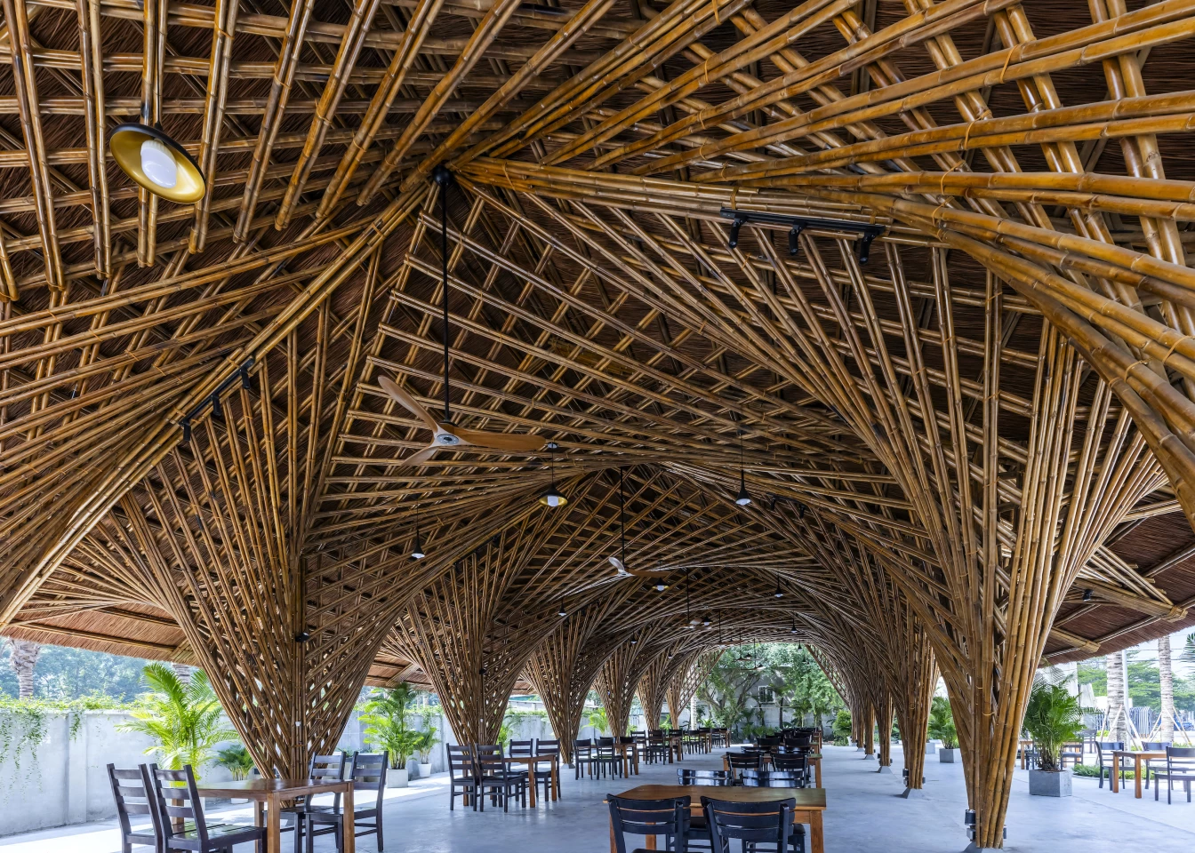The Keeng Seafood Restaurant's roof reaches a maximum height of 4 m (13 ft)