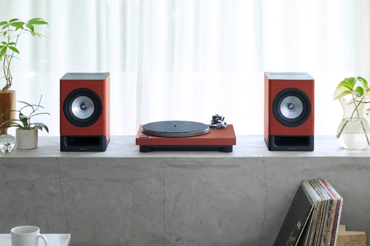 The SL-40CBT turntable continues "the iconic Technics legacy while introducing a fresh contemporary design and convenient new features aimed at both hi-fi users and modern home audio lovers"