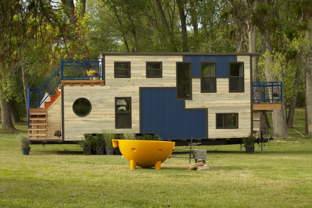 The Tiny Ski Lodge is based on a 30 ft (9.1 m)-long triple axle trailer and comprises a total floorspace of 240 sq ft (22.2 sq m)