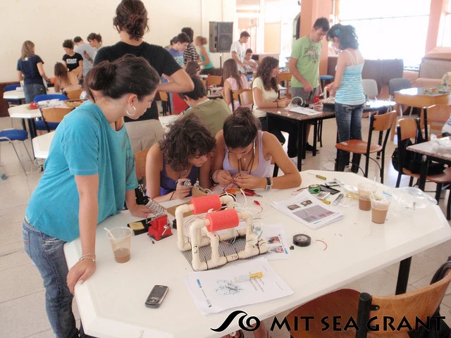 Students building ROVs at an MIT Sea Perch program workshop (Photo: MIT Sea Grant)