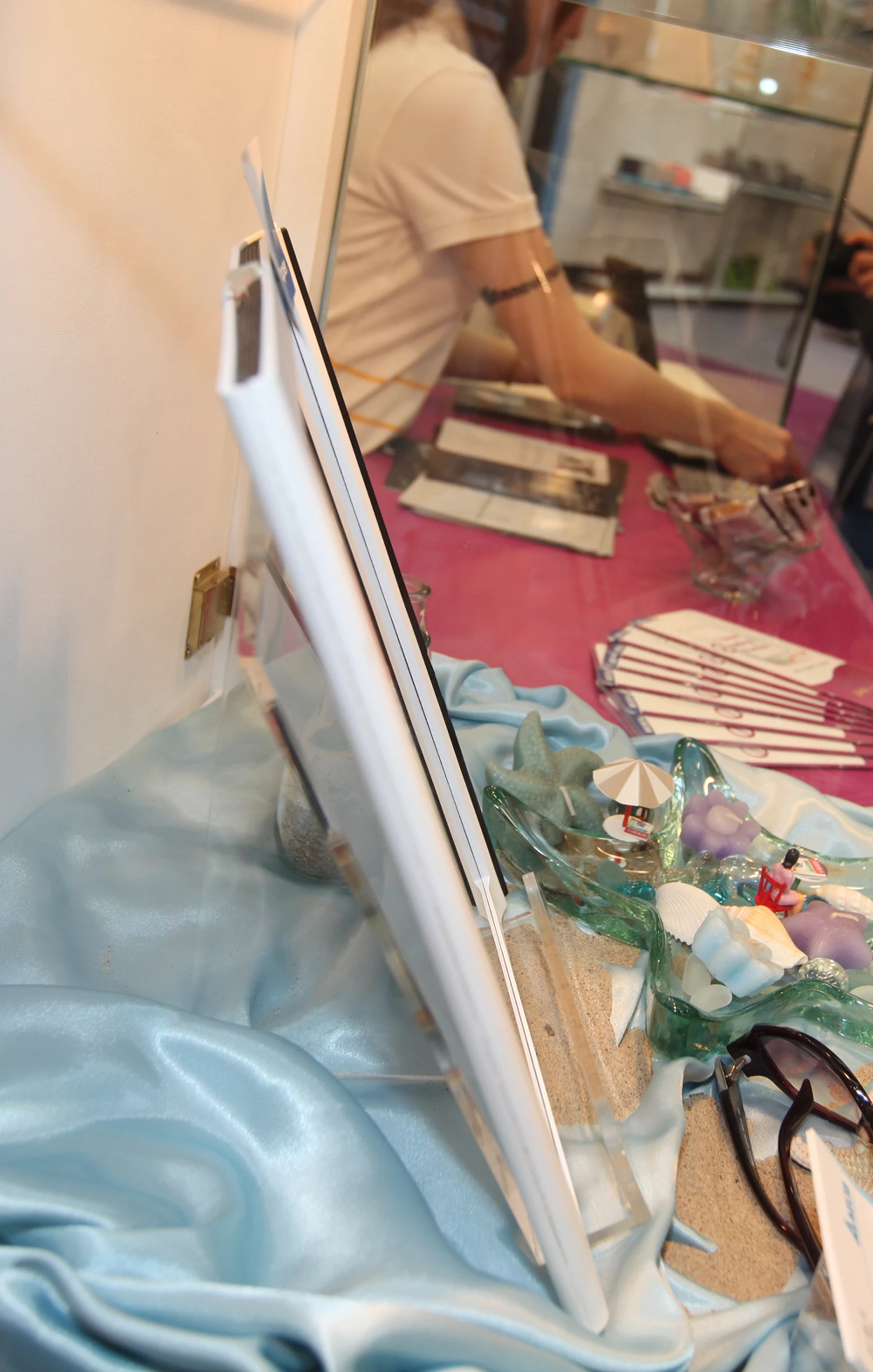 Thin and lightweight, the e-Magazine is about half the weight of an iPad