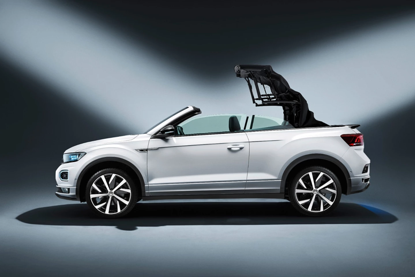 The roof opens in nine seconds, at speeds up to 30 km/h