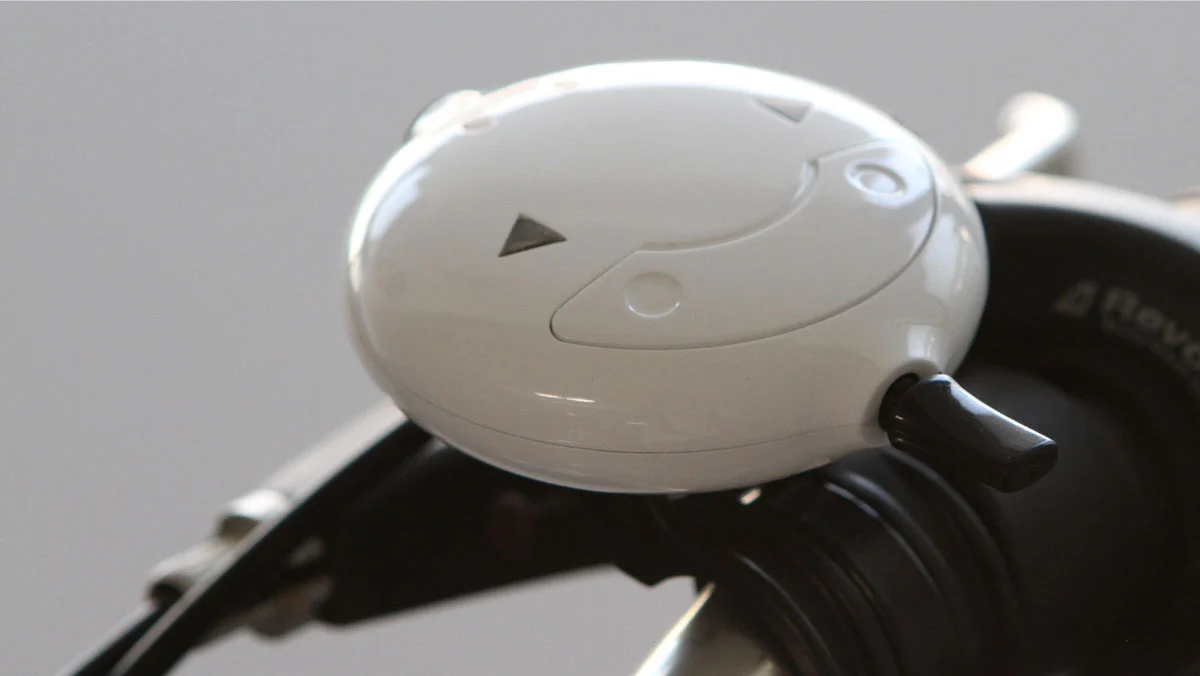 A lever at the front of a handlebar-mounted wireless controller is used to activate the left or right direction arrow via Bluetooth