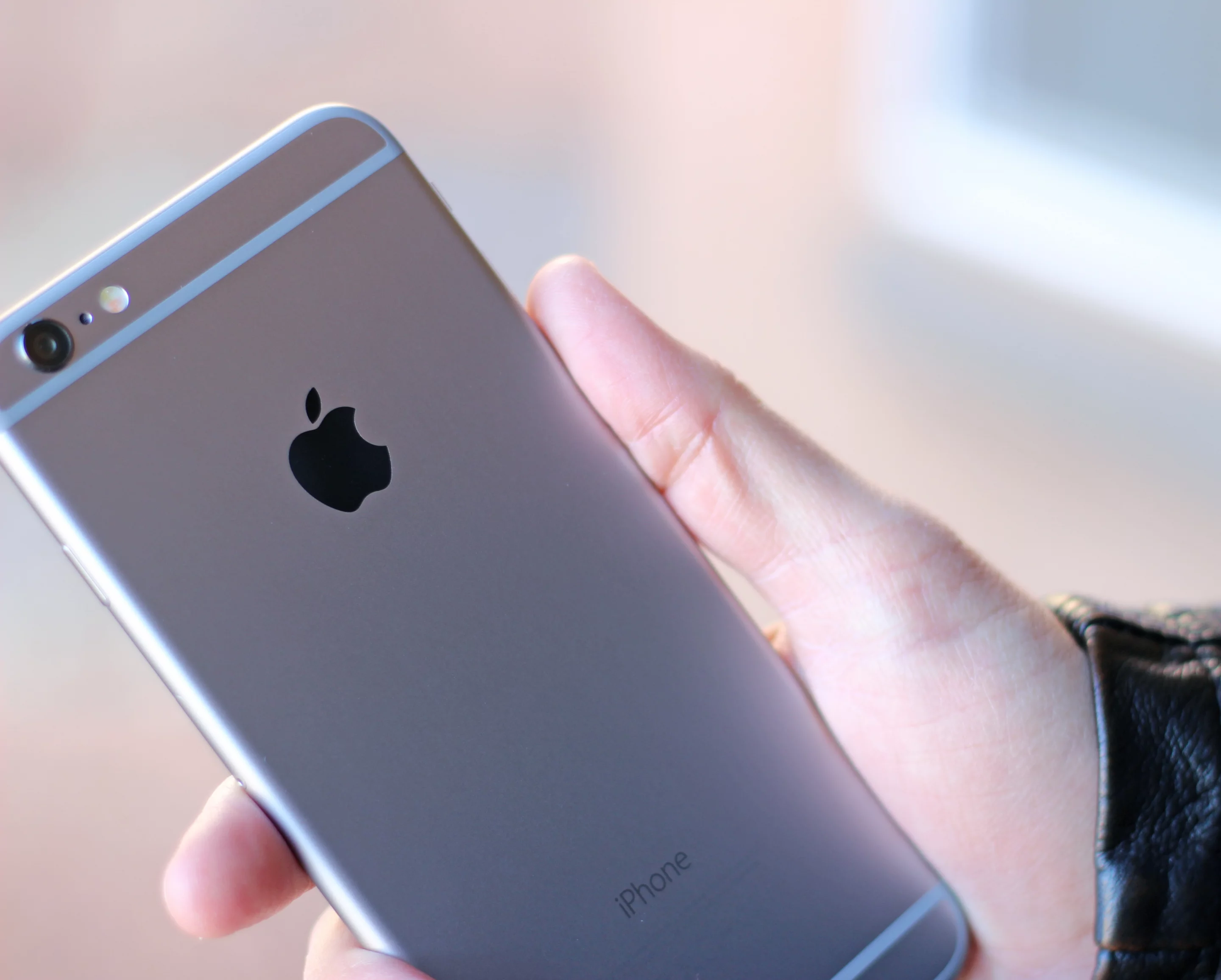 Holding the iPhone 6 Plus (Photo: Will Shanklin/Gizmag.com)