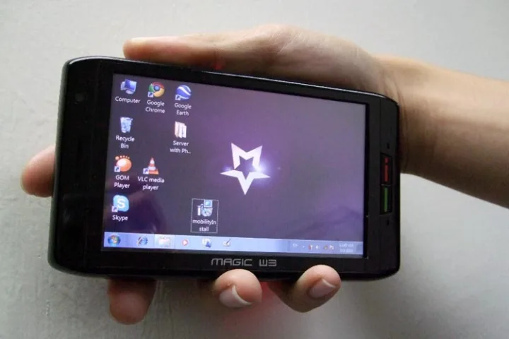 The Magic W3 is claimed to be the world's first handheld microcomputer running on a full version of Windows 7, and can also be used to make telephone calls