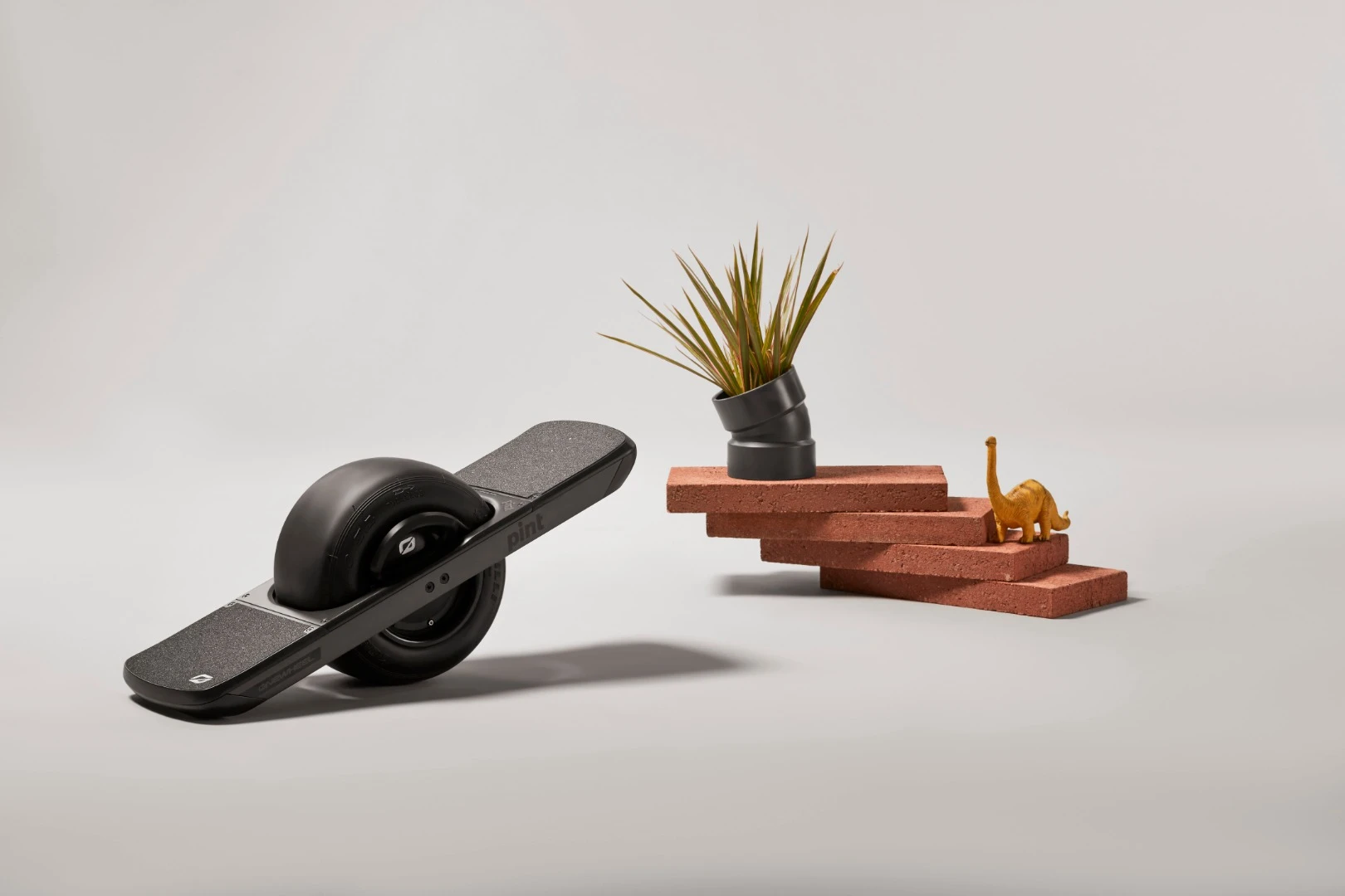 Powered by a 750 W hub motor, the Onewheel Pint can reach a top speed of 16 mph (26 km/h)