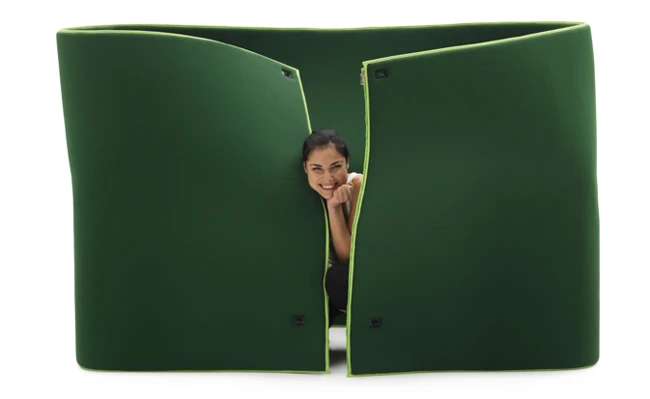 Raise the side panels to create a secret cubby or dressing room (Image from Campeggi)