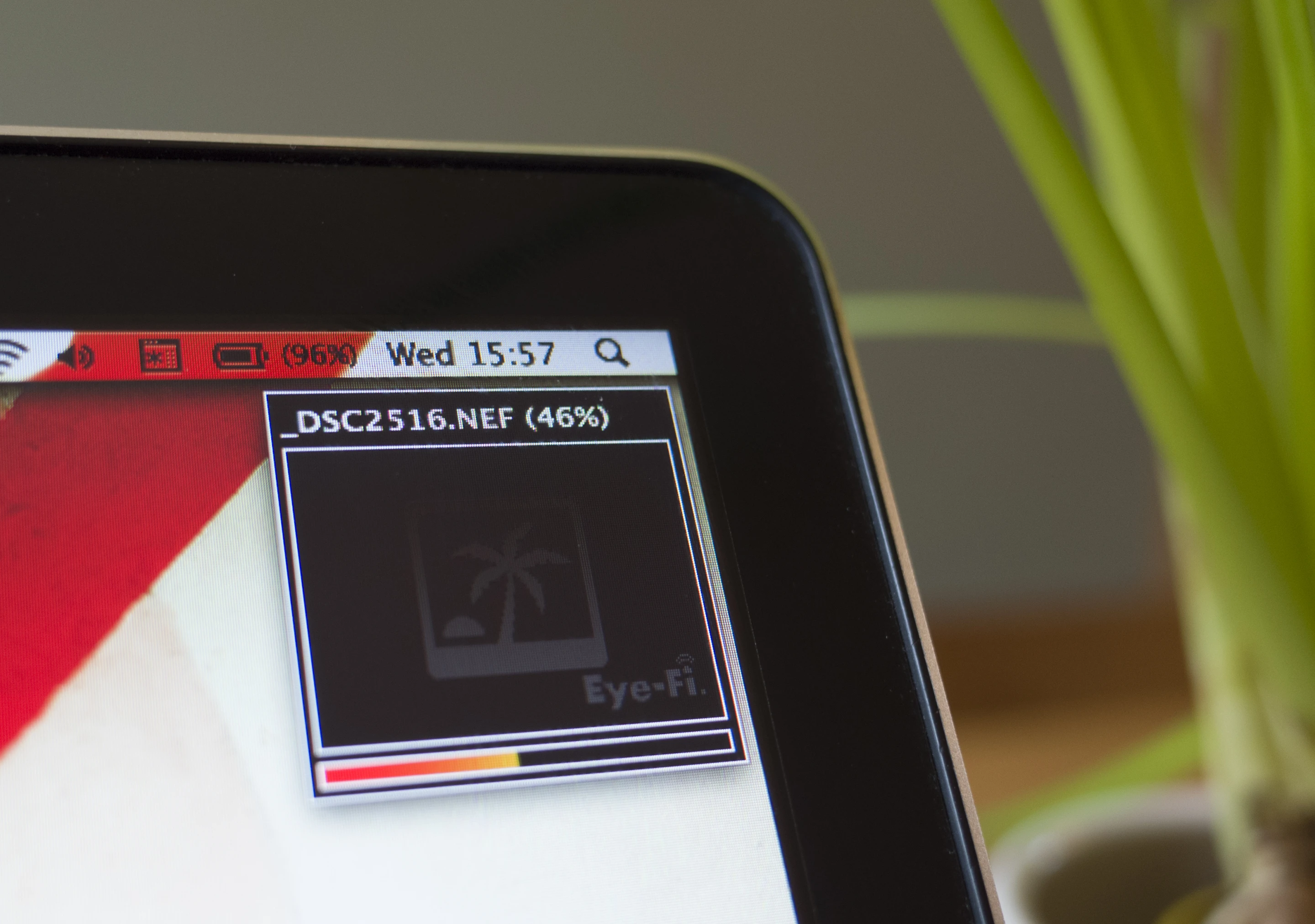 Images can be sent wirelessly to computers using the Eyefi Mobi Pro wireless SD card (Photo: Simon Crisp/Gizmag.com)