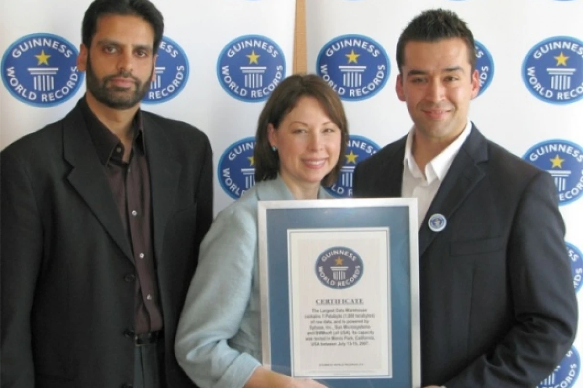 Irfan Khan and Kathleen Schaub receiving Guinness World Records certificate from judge Danny Girton
