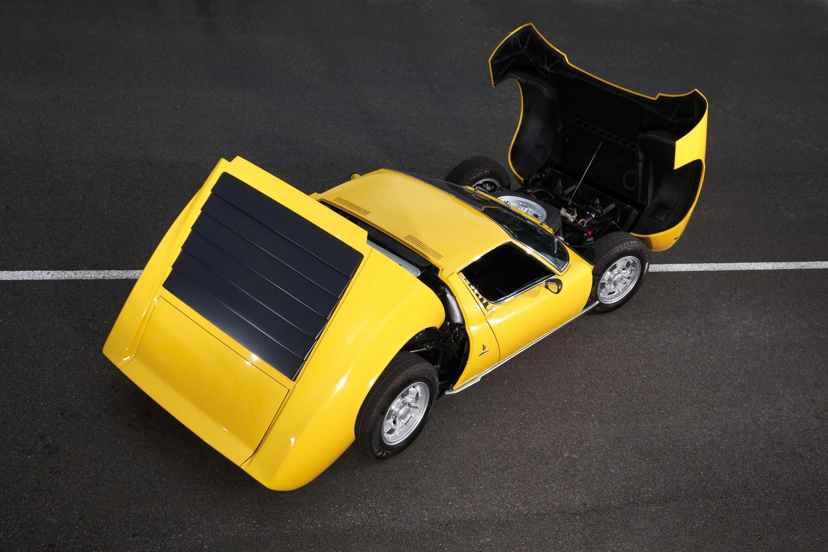 This 1971 Lamborghini Miura P400 S by Bertone is estimated to sell for between €900,000 and €1,400,000 at RM-Sotheby's Villa Erba auction on May 23, 2015. Image: Bernard Canonne and RM-Sotheby's