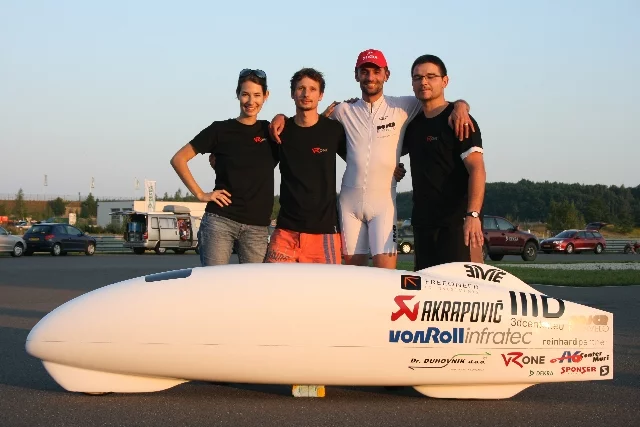 The Eiviestretto team celebrating after breaking the record