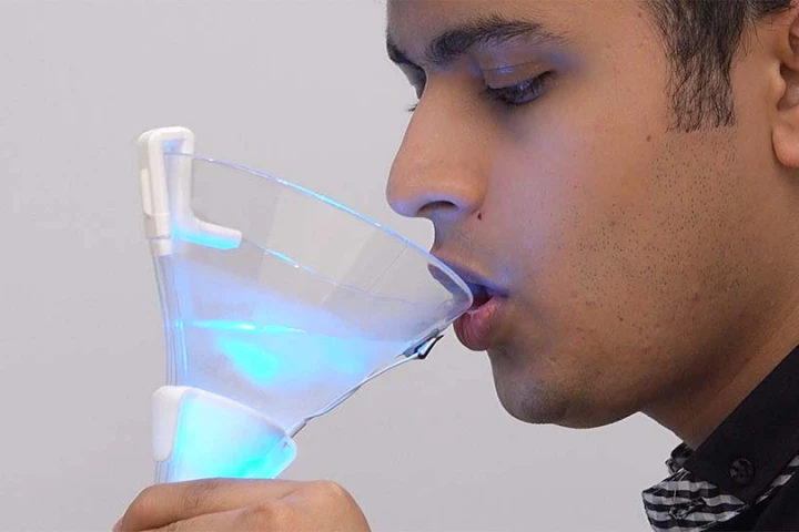 The Vocktail is a virtual cocktail glass that can change the taste, smell and color of a drink