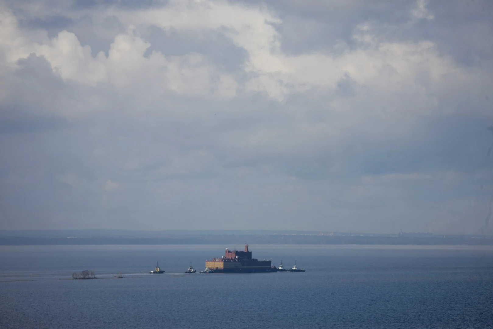 The “Akademik Lomonosov” leaves St. Petersburg under tow