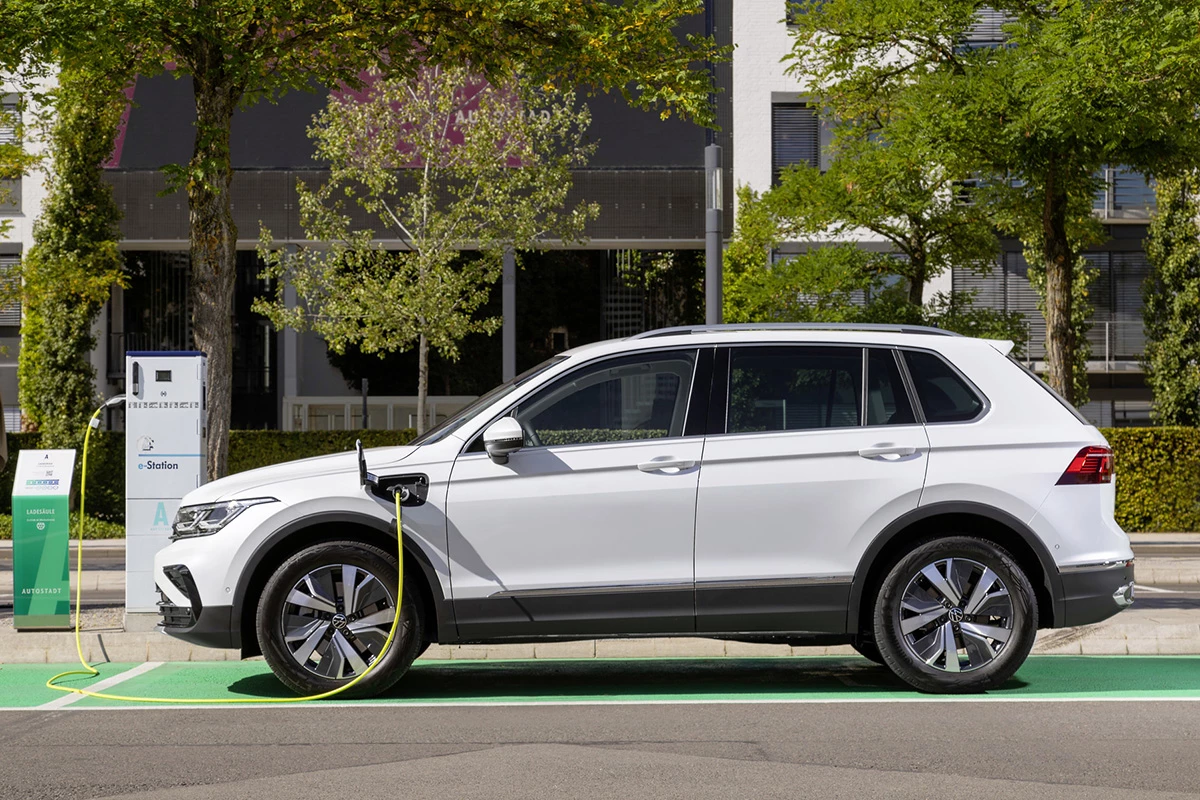 The report looked at data from 800,000 PHEVs, including those from major brands, and found major discrepancies between their WLTP emissions and real-world emissions