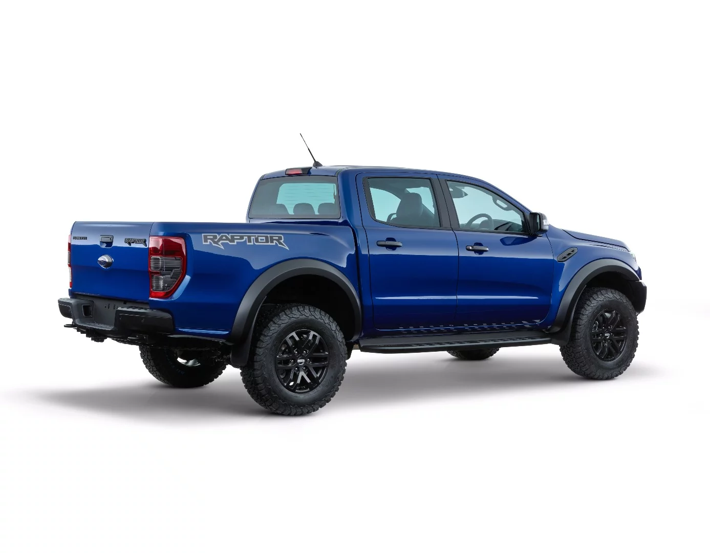 2018 Ford Ranger Raptor: large wheel arches enable chunky off-road tires and long-travel Fox Racing Shox