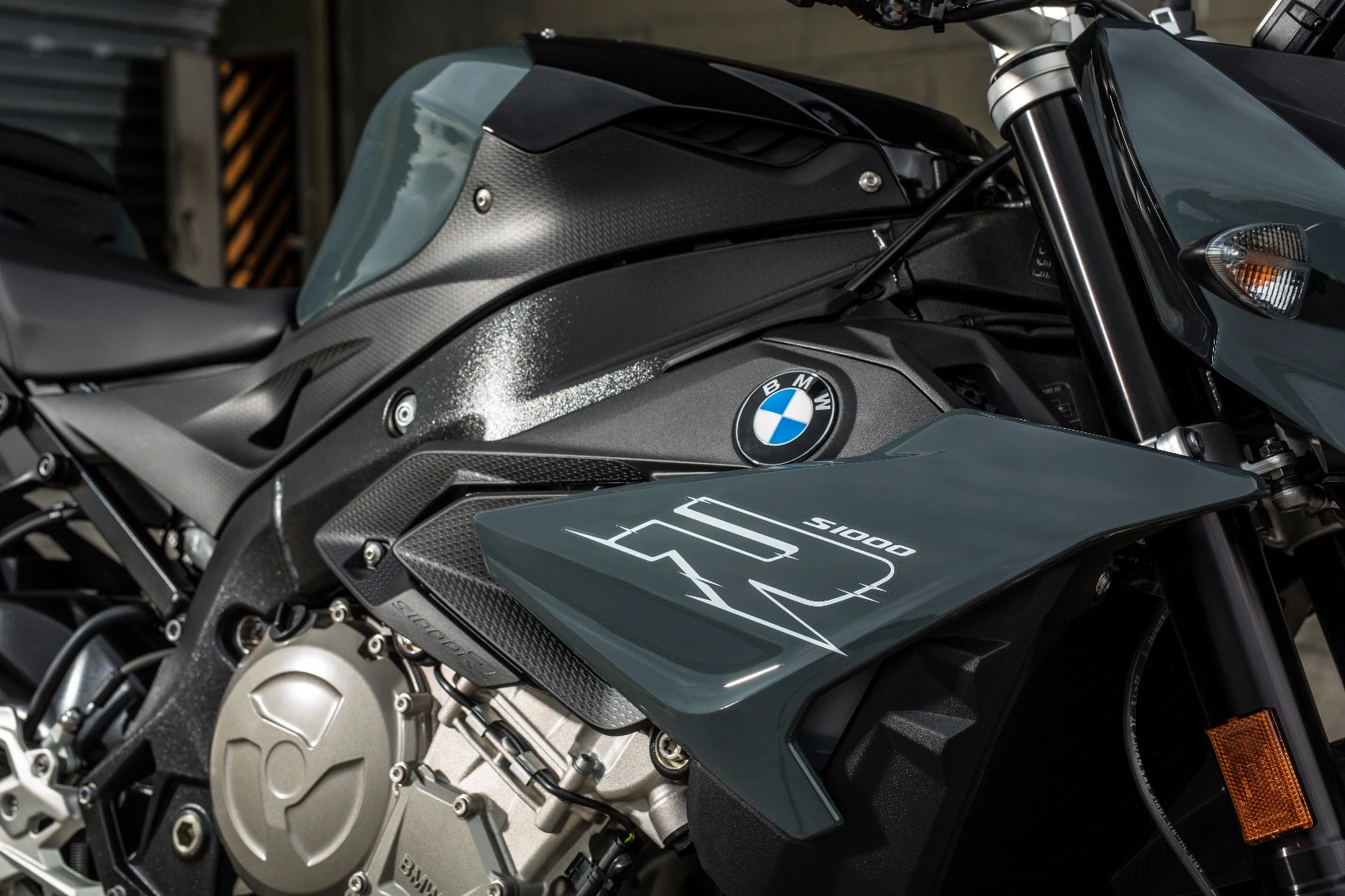 2017 BMW S1000R: this odd grey paint job actually looks pretty good