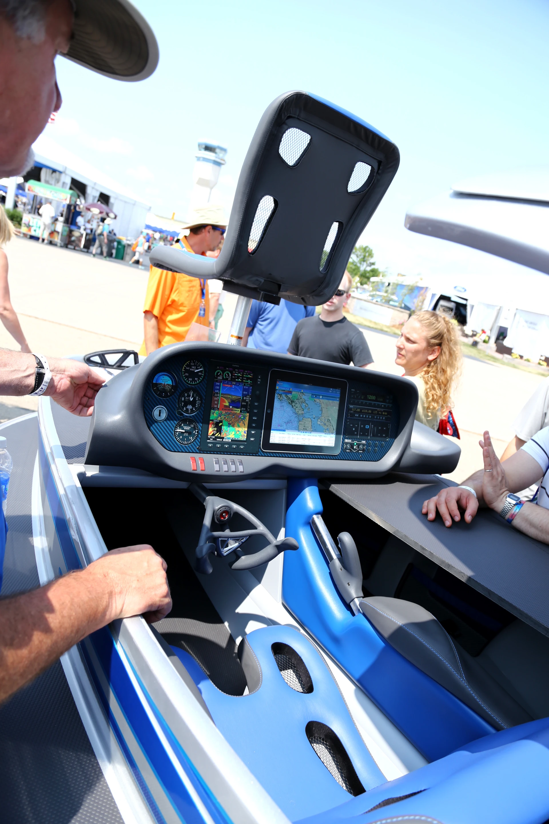 The Aero’s instrument panel is a self contained pod that once pivoted out of the way, enables users to fold over the “origami deck” that fully covers the seating area (Photo: Angus MacKenzie/Gizmag.com)