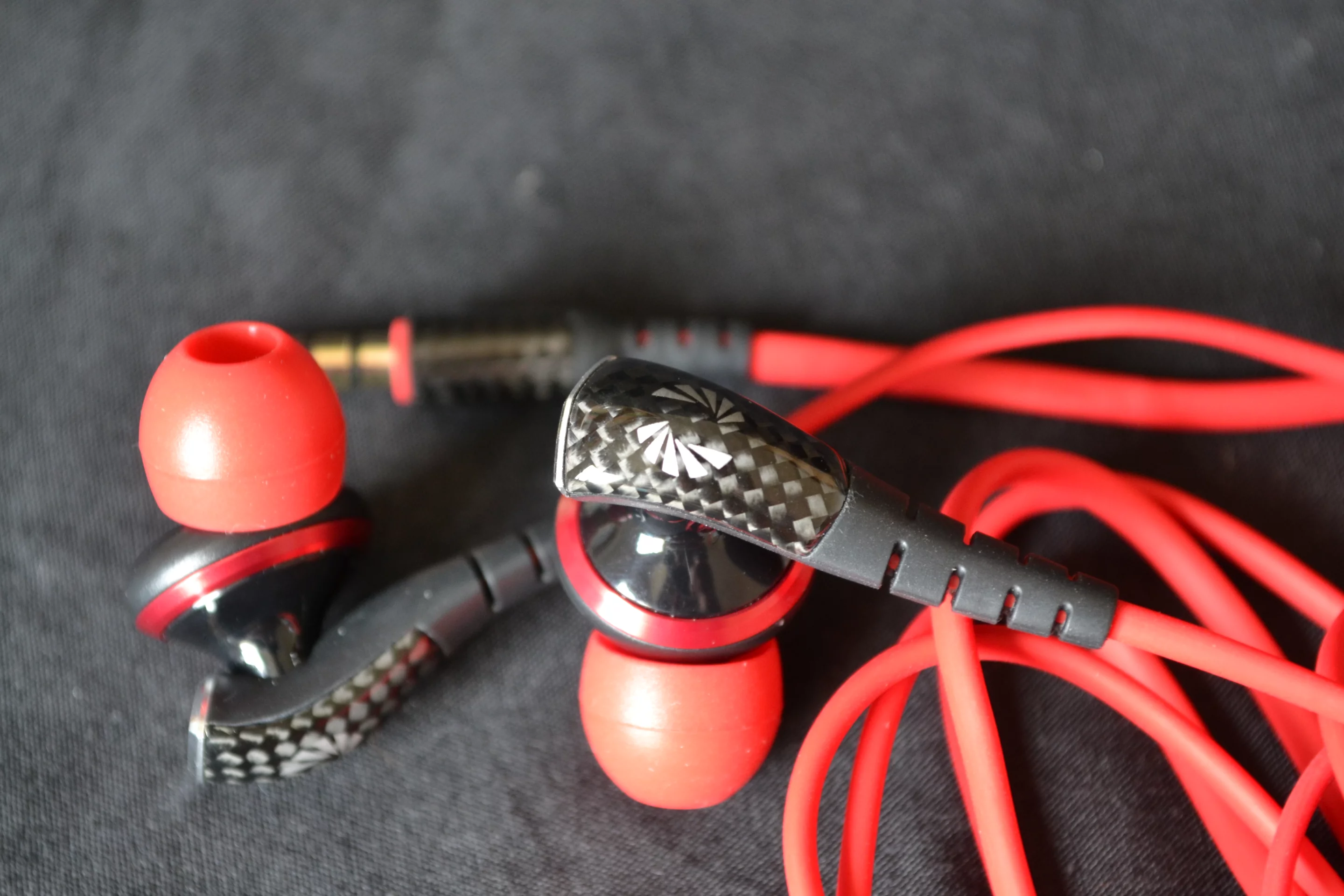 There's a tangle-resistant oval-shaped cord in striking red, with a built-in iOS-friendly microphone and playback control