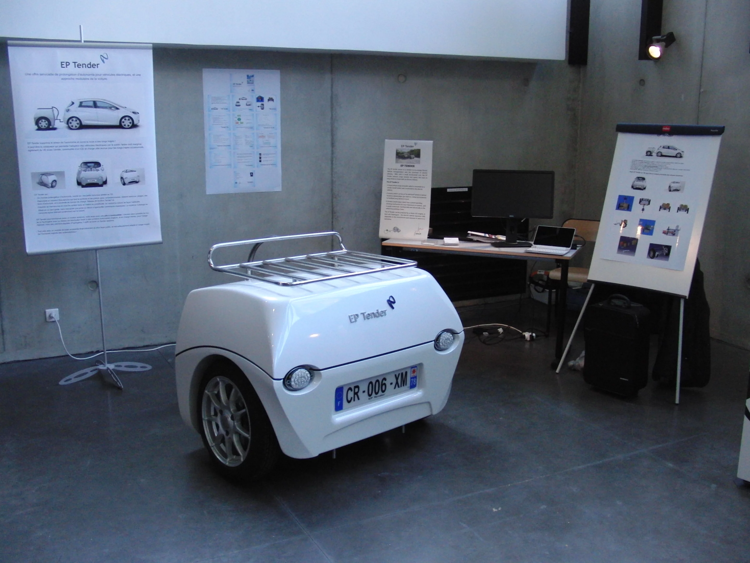 Charging trailer has a top speed of 130 km/h (80 mph) and weighs in at 200 kg (440 lb)