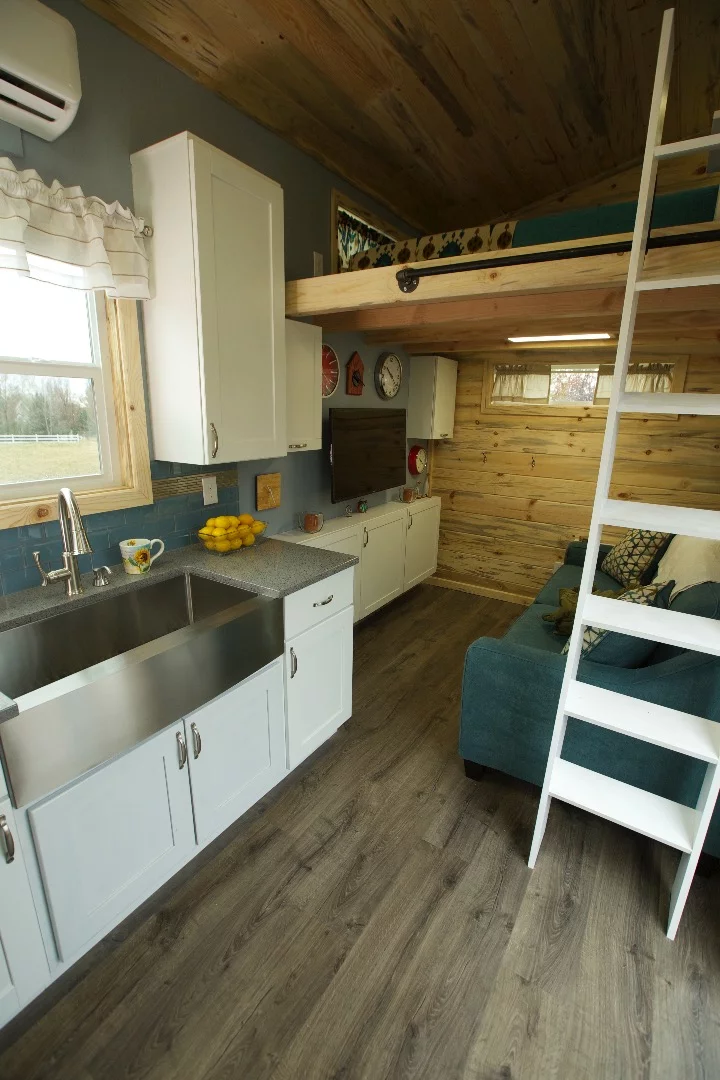 The Brown Bear offers a total floorspace of 352 sq ft (32 sq m)