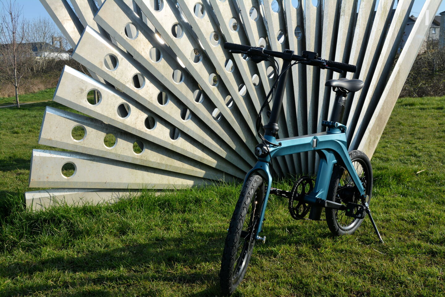 The seat-post battery can be raise or lowered to support riders between 1.55 to 2 m (5 - 6.5 ft) in height