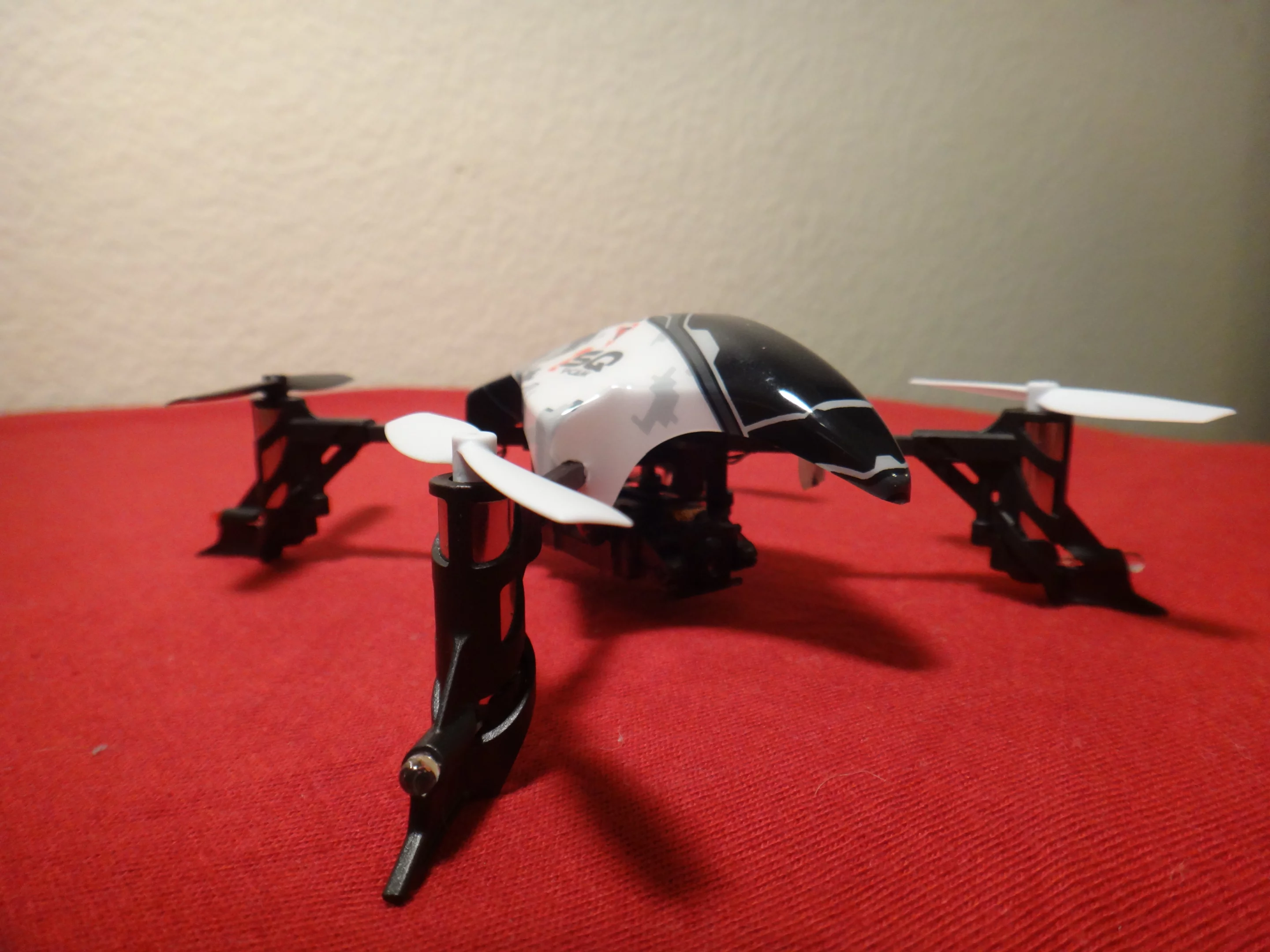 The frame and blades are all made of lightweight plastic, giving it an overall weight of just 32.9 g without the battery