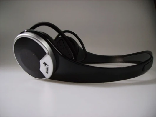 Genius’s BT-03I touch Bluetooth headset