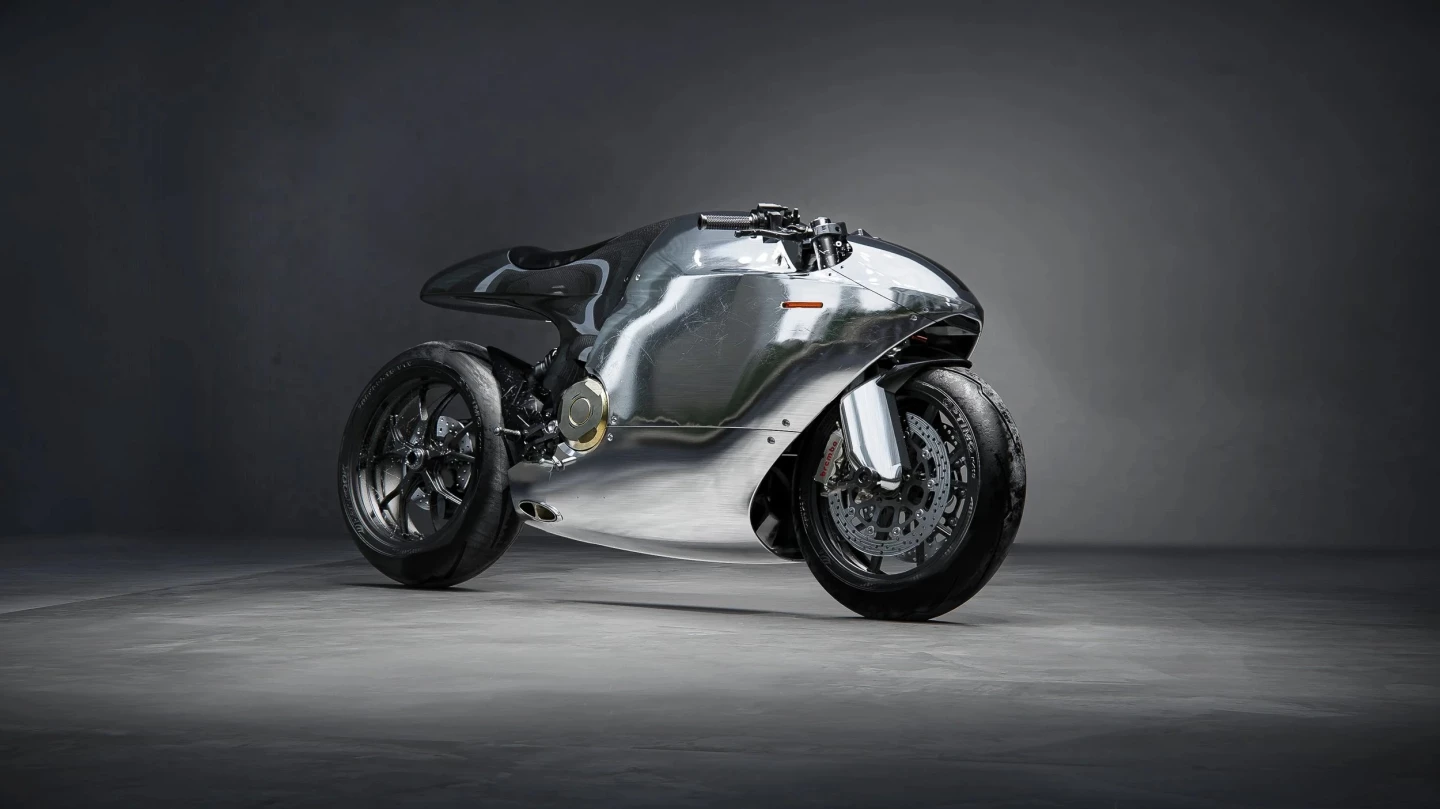 The Ducati 821 sports the stock 821cc Testastretta 11° L-twin engine, which produces 110 horsepower and 65.8 lb.ft (89.2 Nm) of torque