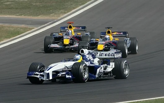 Nick Heidfeld's WilliamsF1 BMW FW27 leads the two Jordans