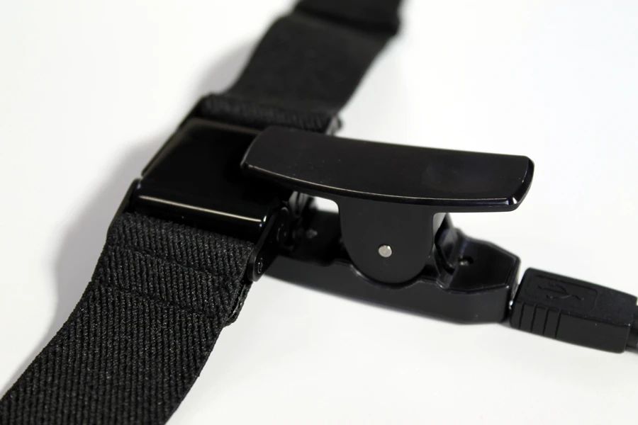 Contacts of the crocodile clip charge the PulseOn via contacts on the device's rear