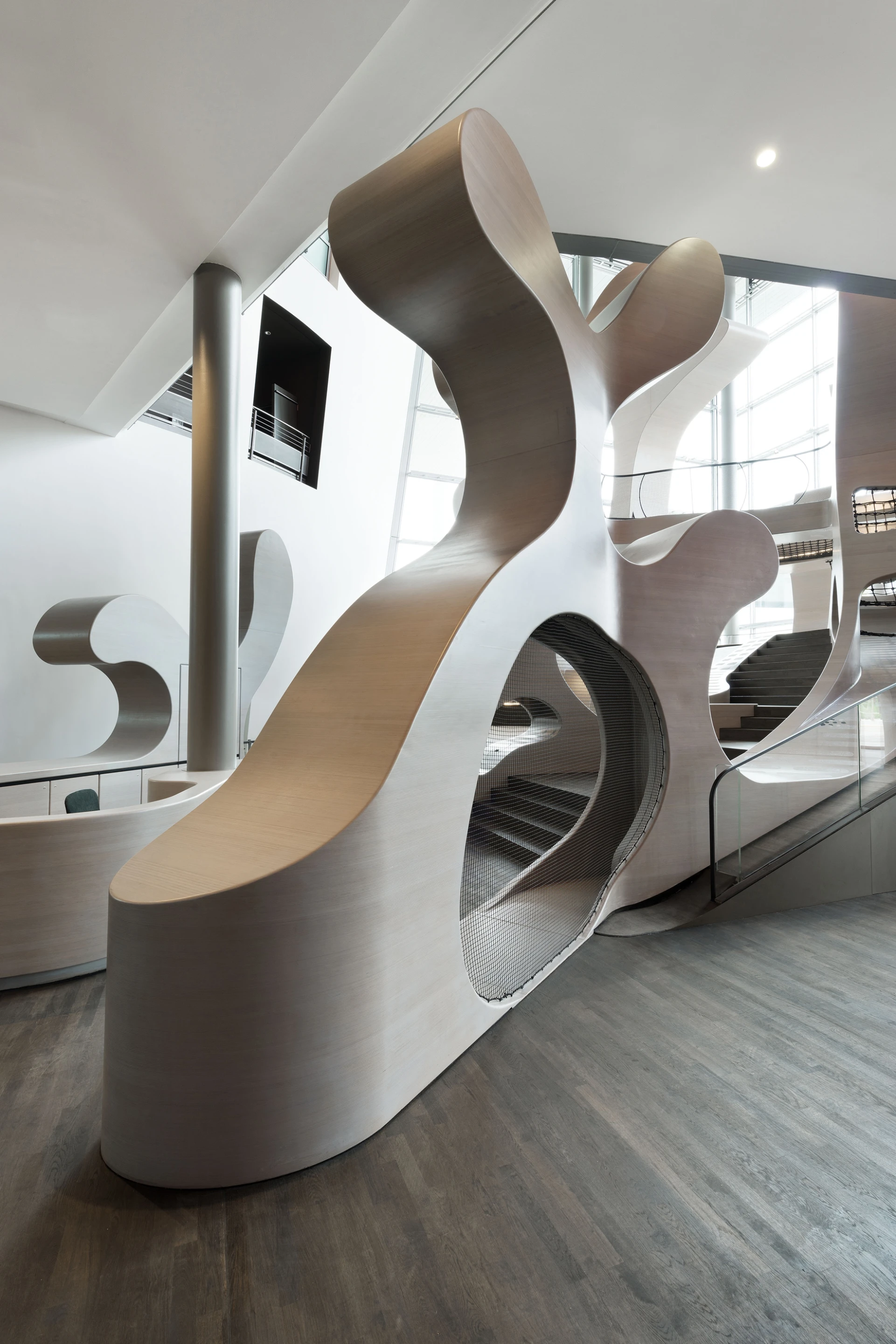 Different forms provide meeting and learning spaces (Photo: Uwe Walter for Autostadt, Wolfsburg)