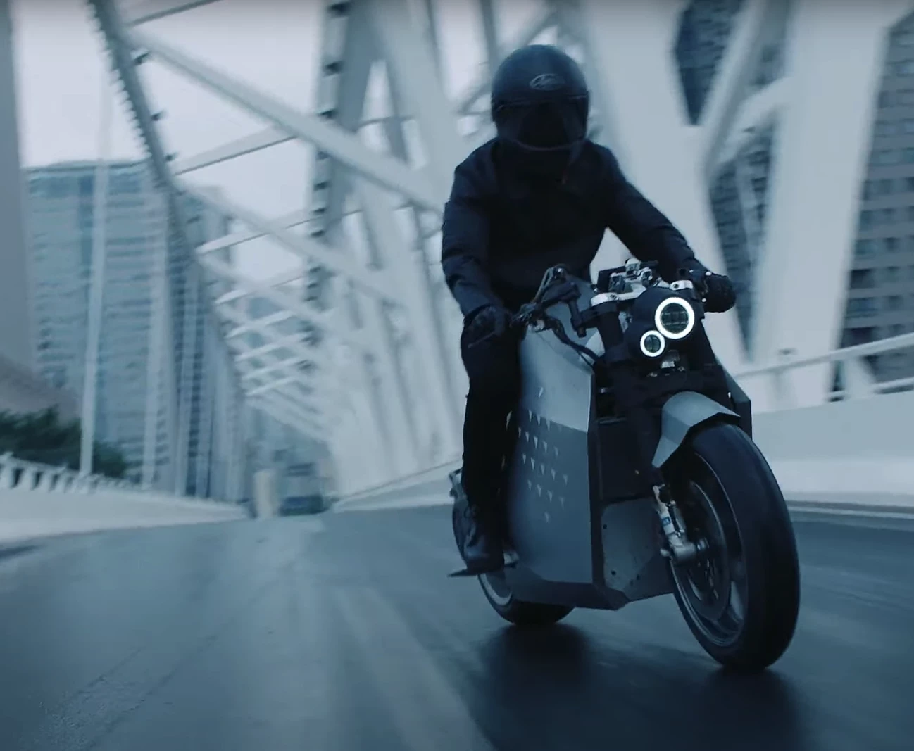 Asymmetric headlight makes the bike look quite shocked
