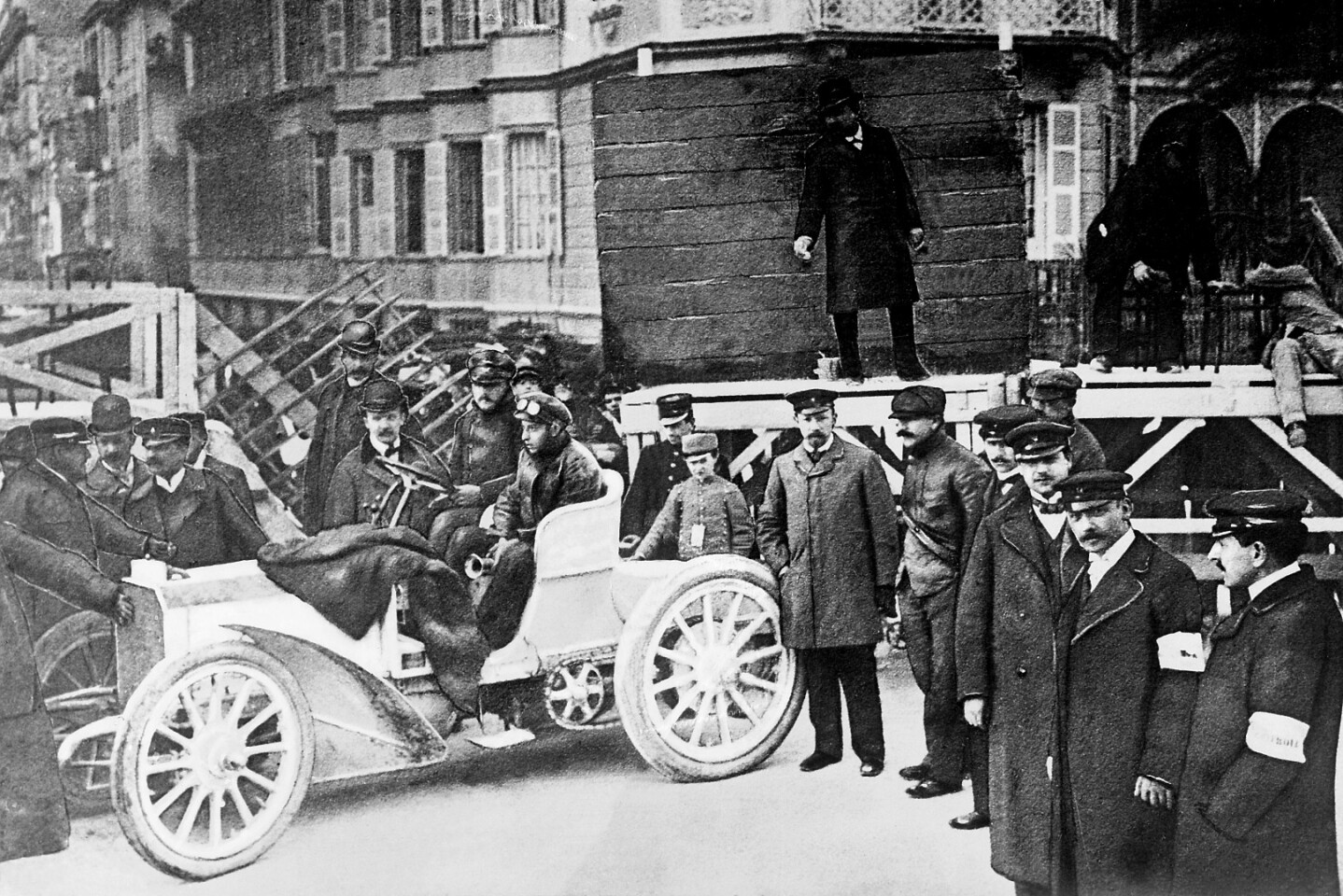 Jellinek's concept was to lower the centre-of-gravity of the cars at the same time as lengthening the wheelbase and widening the car, all resulting in much better roadholding. The design is quite distinct from the stagecoach layouts inherited from the horse-drawn era which dominated automobile design prior to then.