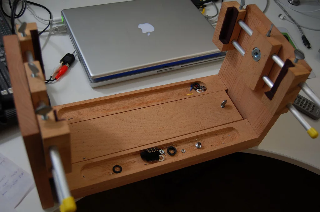 The cabinet for both head and combo made from 9 ply, half inch thick Baltic birch and is built around a 2mm aluminum chassis
