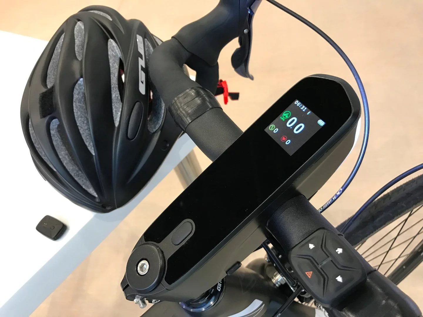 The Speednite's computer is able to display data such as speed, cadence and heart rate from paired third-party devices