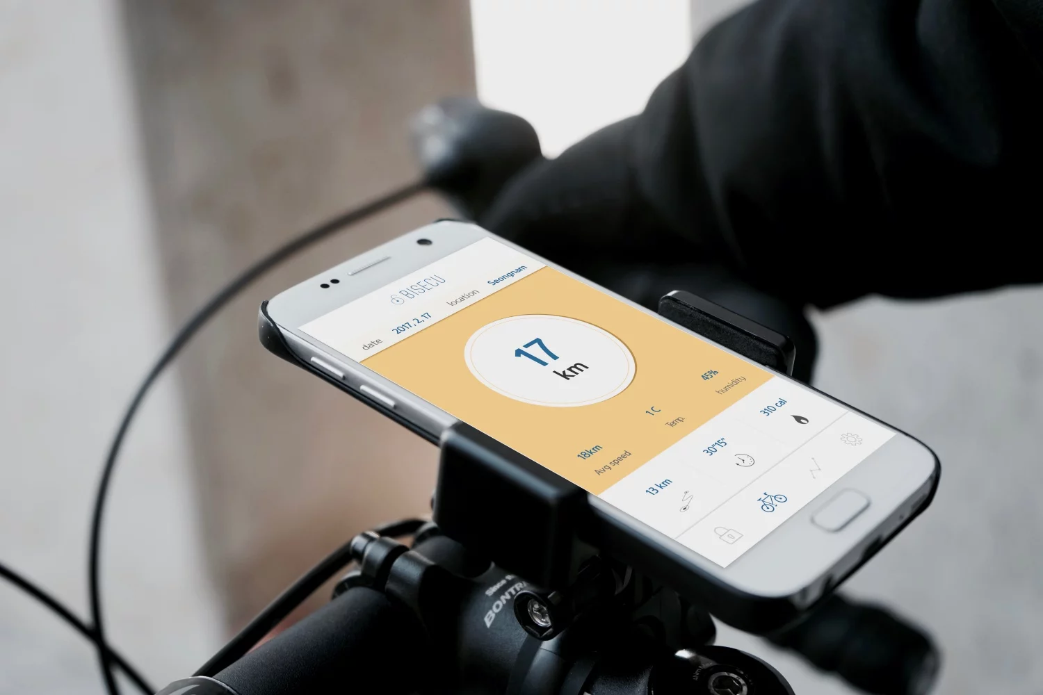 The Bisecu app displays speed and distance travelled while riding (by counting wheel revolutions), along with slope inclination