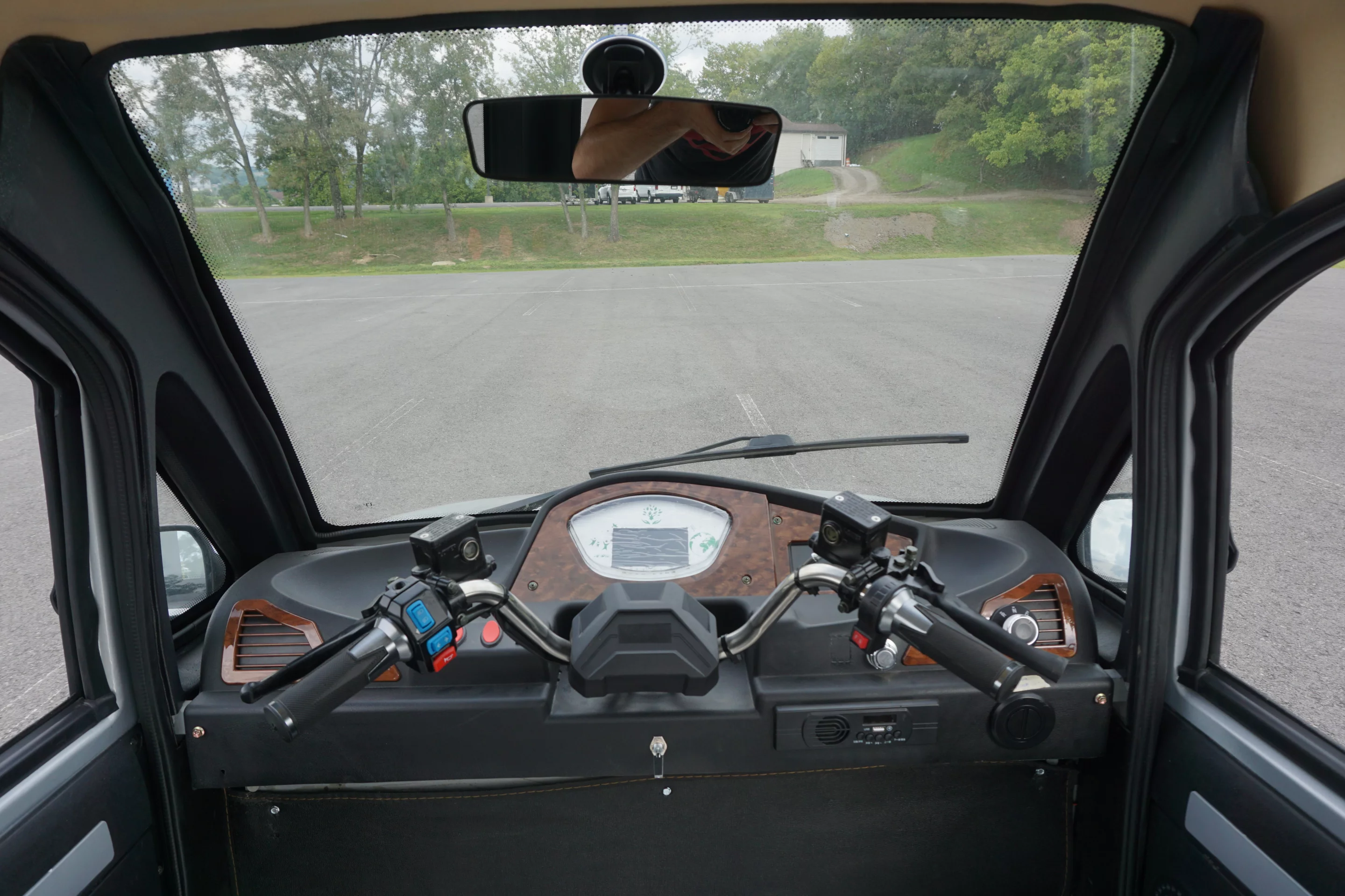 A fully hand-controlled cockpit. Handlebars or steering wheels are available
