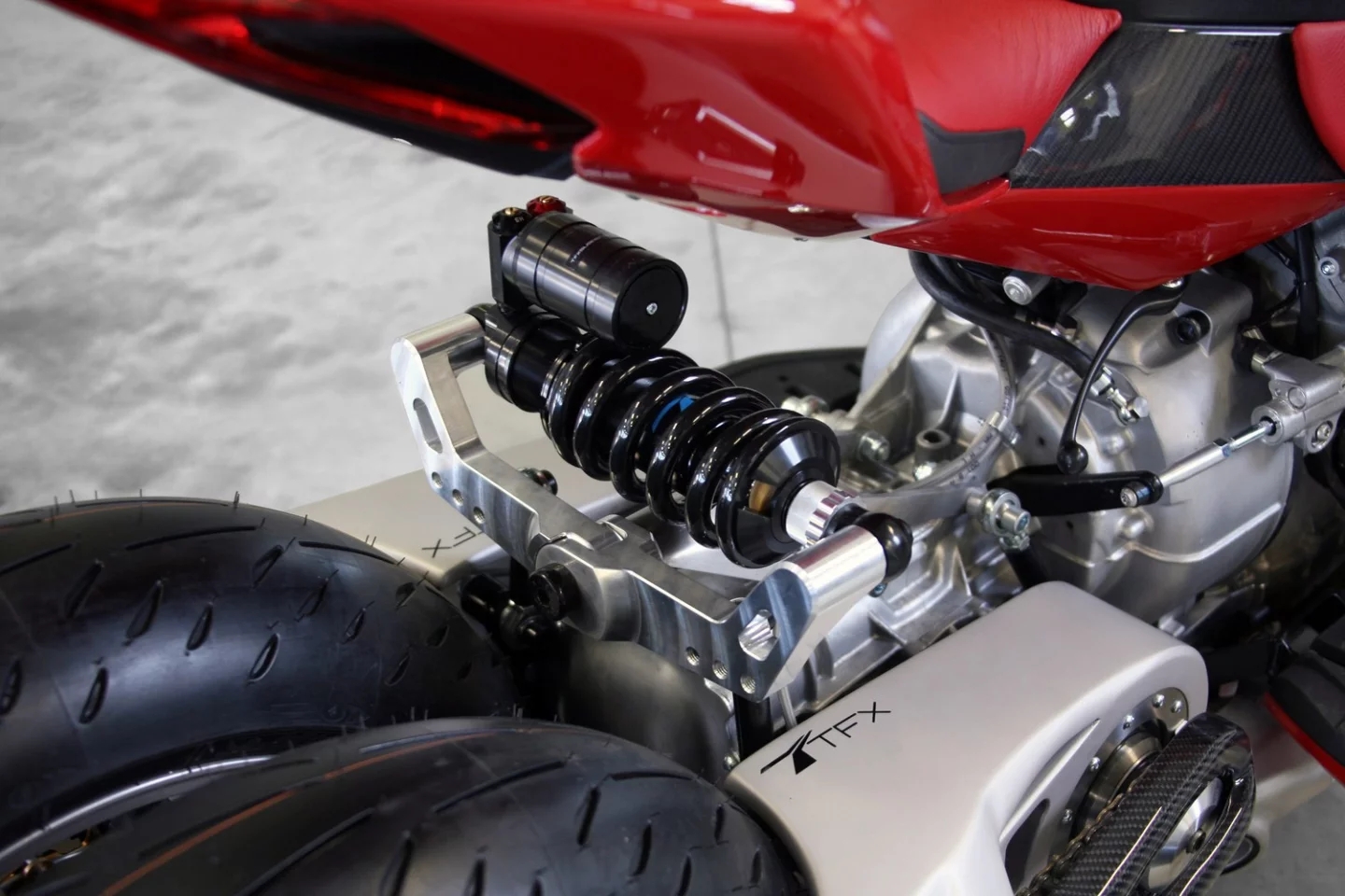 Lazareth LM 847: odd rear suspension arrangement seems to damp both regular suspension motion and any motion that would move one wheel inependently of the other - for example, cornering lean angle changes