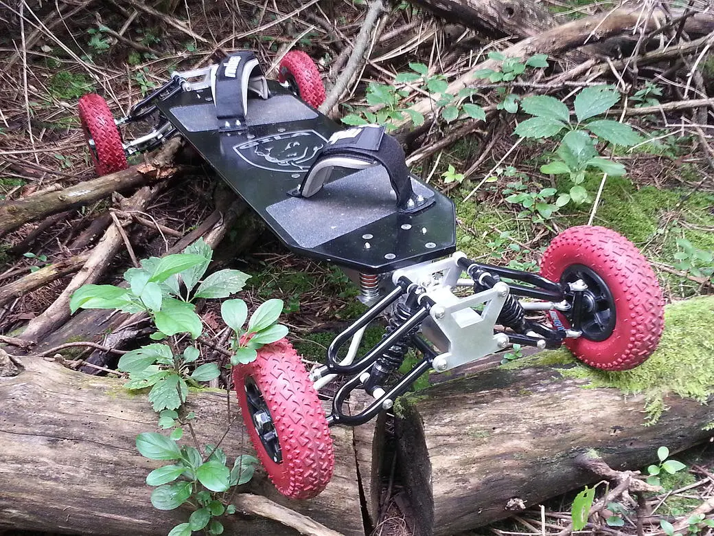 The board itself features a 5-ply maple plywood deck, mounted on a powder-coated 6061 aluminum chassis and covered with traction tape