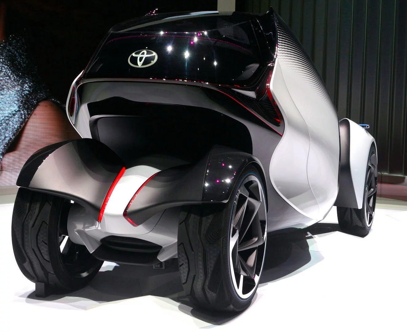 The i-Tril's electric motor is housed in the hinged rear axle structure and drives the rear wheels