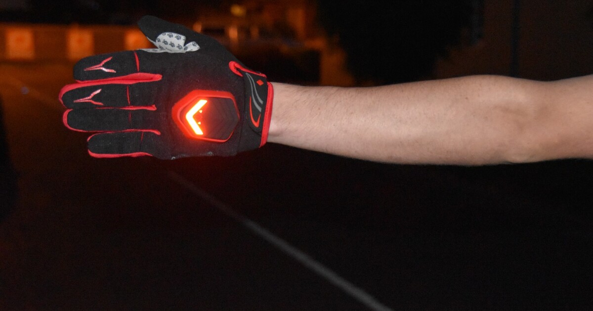 Flashy cycling gloves feature automatic LED turn indicators