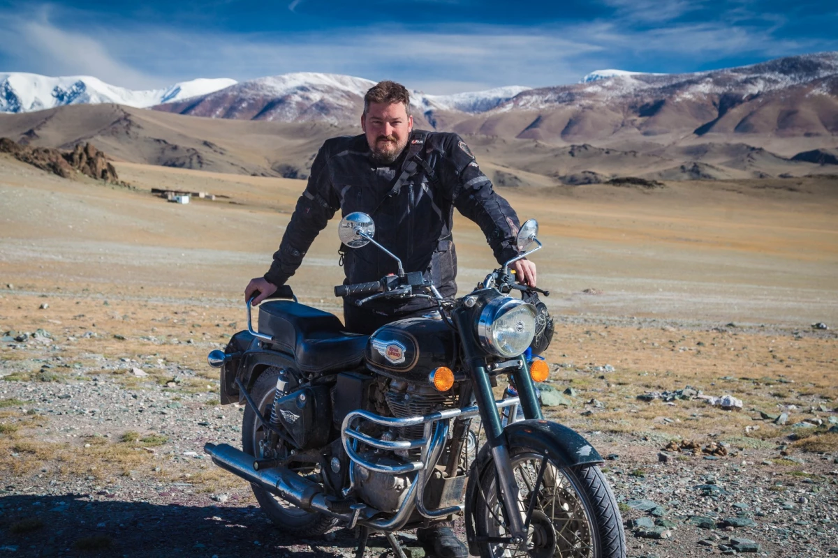 Loz Blain with his Royal Enfield Bullet 500, in the middle of the Altai Mountains as a guest of Extreme Bike Tours