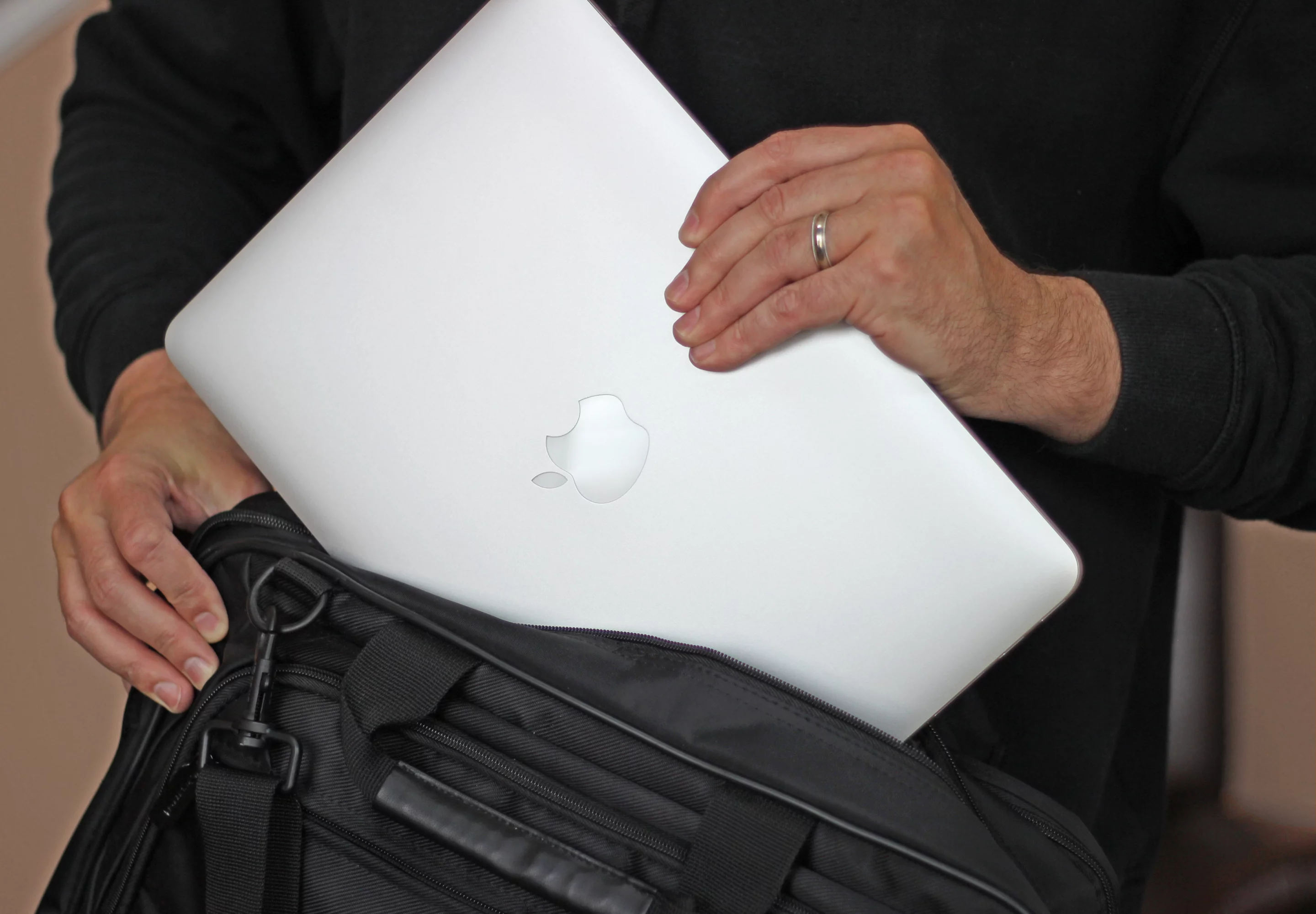 It's now the least portable of Apple's 13 inches and smaller notebooks, but the Retina MBP isn't ridiculously thick or heavy (Photo: Will Shanklin/Gizmag.com)