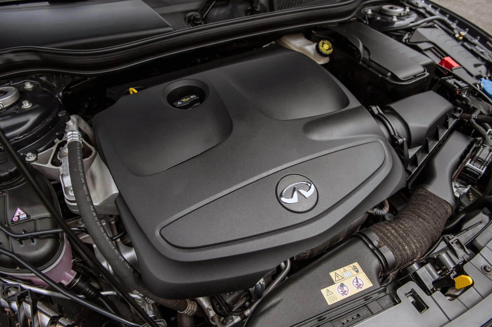 The 2018 QX30 uses a 2.0-liter four-cylinder engine with turbocharging. This engine produces 208 horsepower (155 kW) and 258 lb-ft (350 Nm) of torque