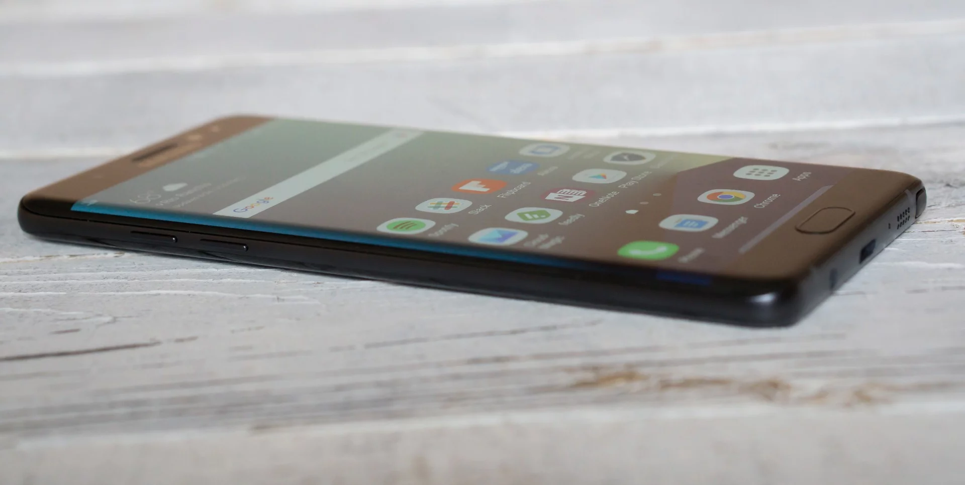 There's now a subtle curve on the screen, similar to (but not as pronounced as) the Galaxy Edge series