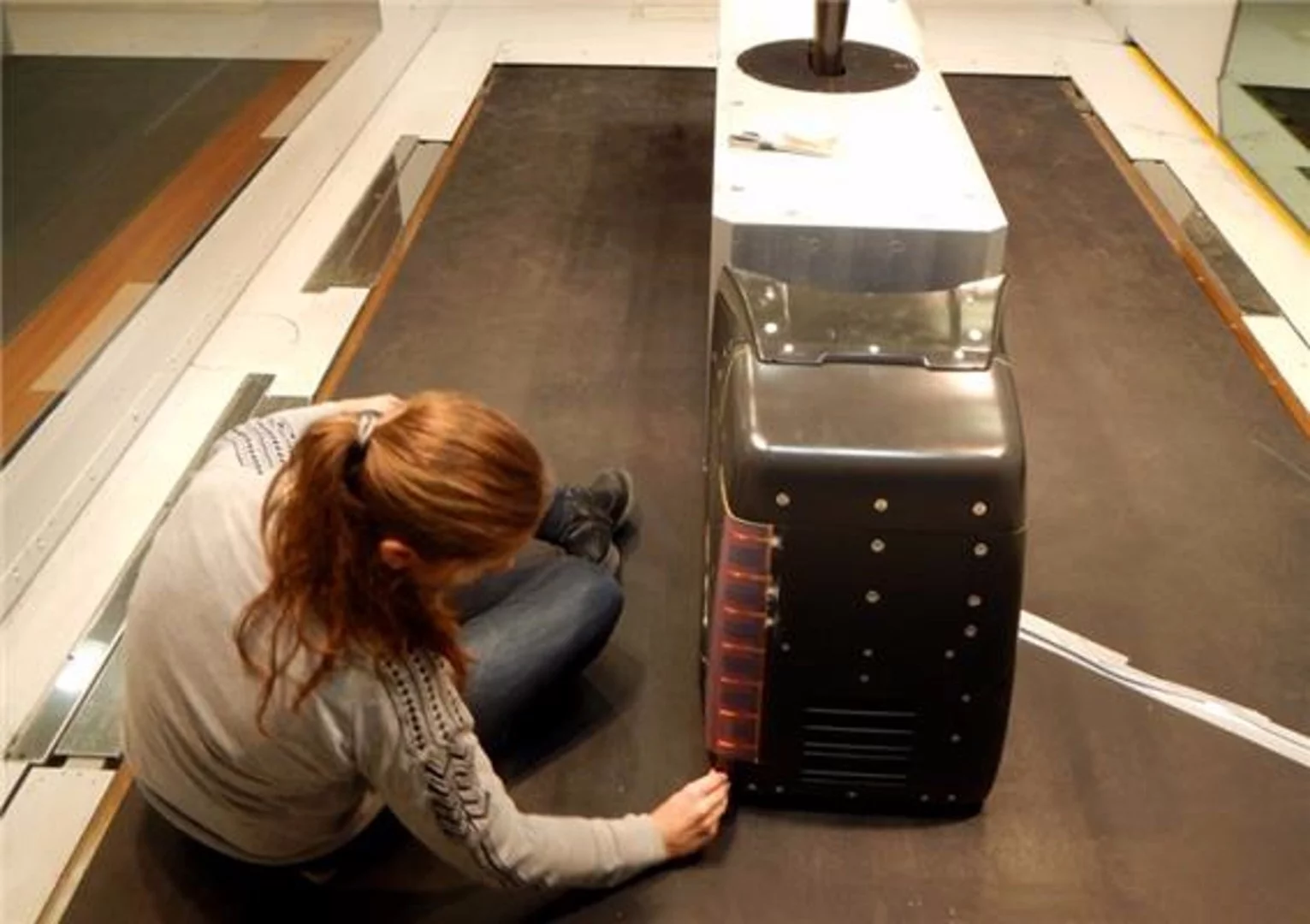 KTH researcher Julie Vernet with the model plasma truck