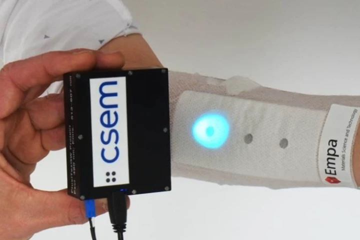 If a wound has turned chronic, sensor areas on the Flusitex bandage will glow when exposed to UV light