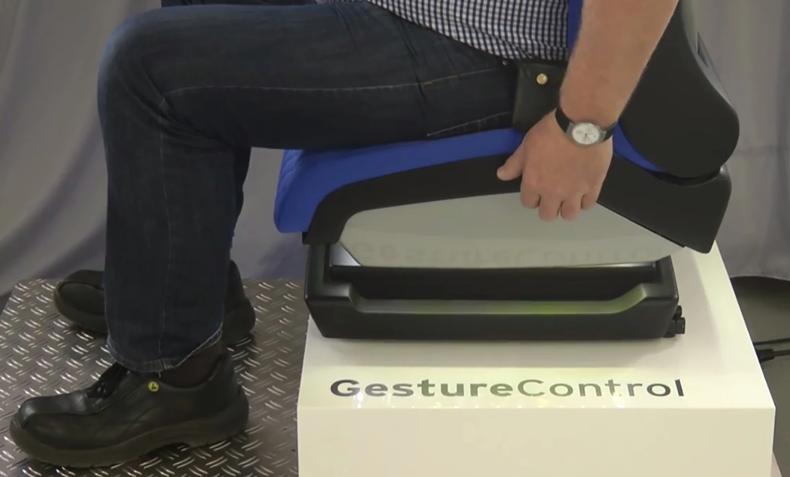 The seat incorporates piezoelectric and proximity-reading sensors